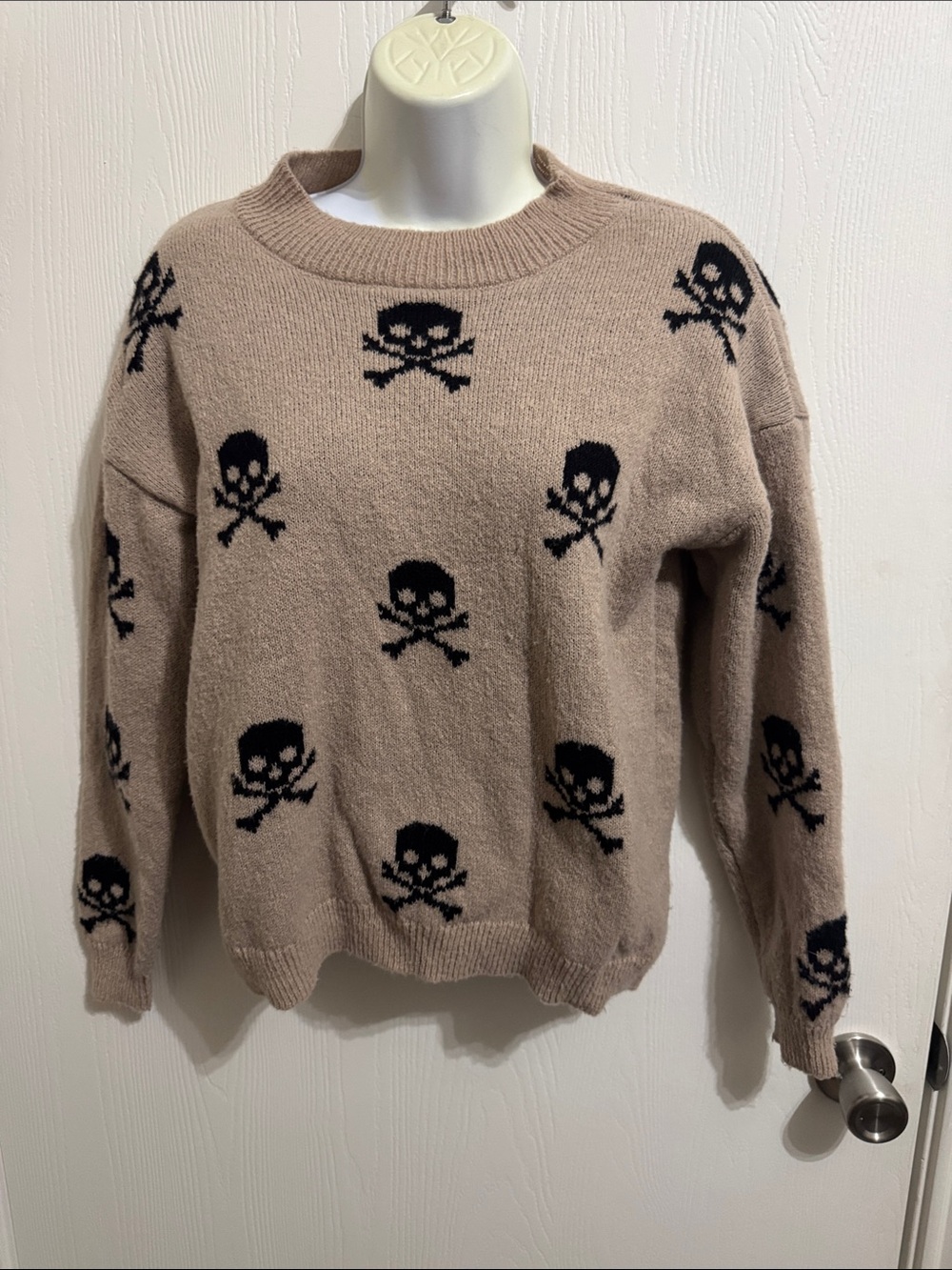 Skull knit Cross Bones Tan Sweater Women’s XS Crew Neck Fall Halloween Warm
